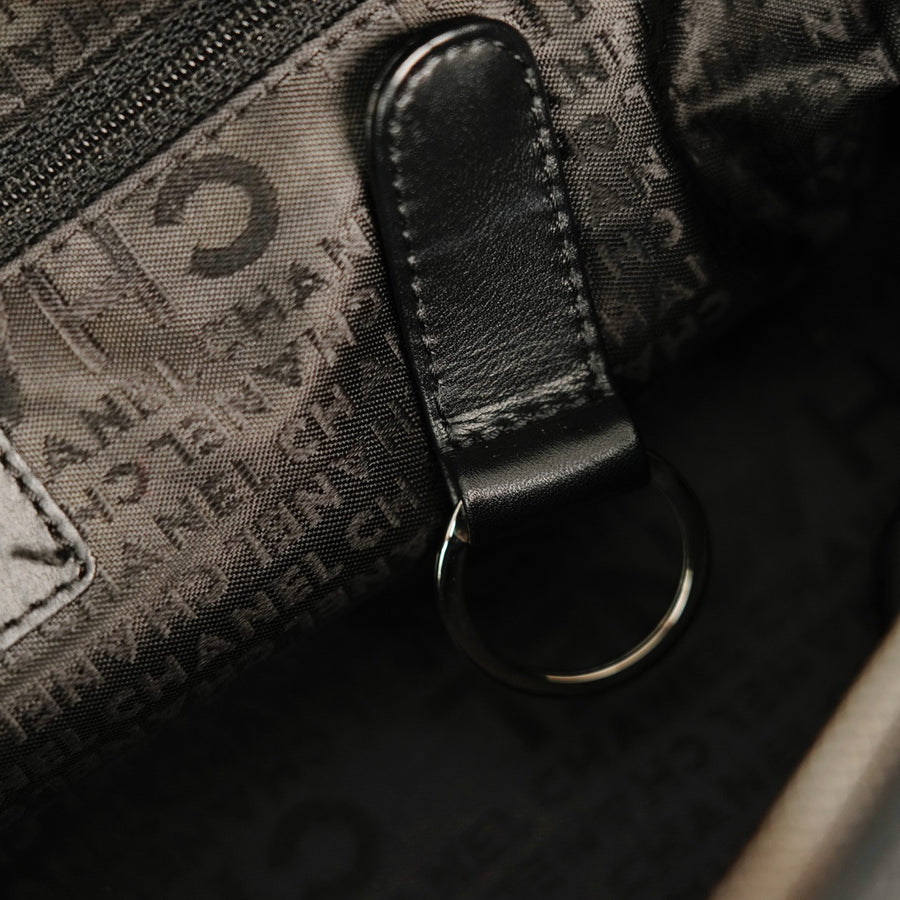 CHANEL 2004–2005 Chocolate Bar Stitch Shoulder Bag