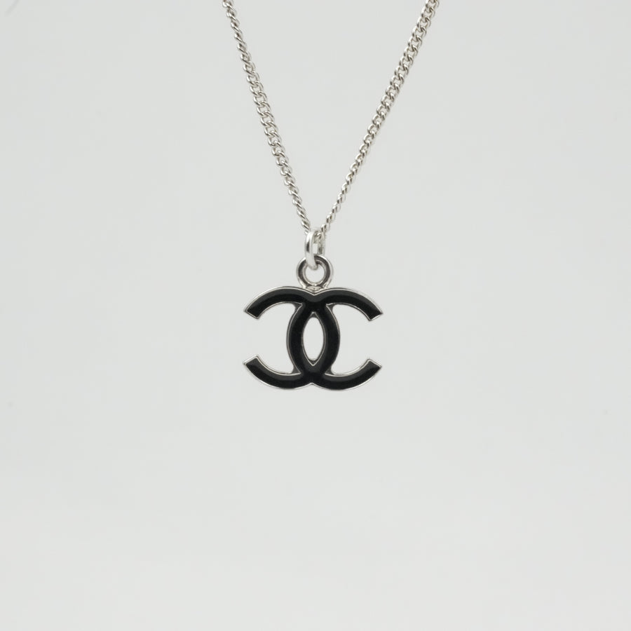 CHANEL 2007 Coco Mark Plate Necklace