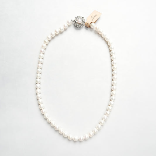 SV pearl necklace with colorless transparent stones JEWELRY